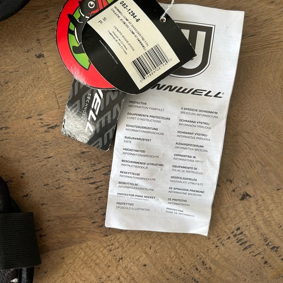 Warrior Youth  Hockey Shoulder Pads Black Green youth size Small - Picture 2 of 7